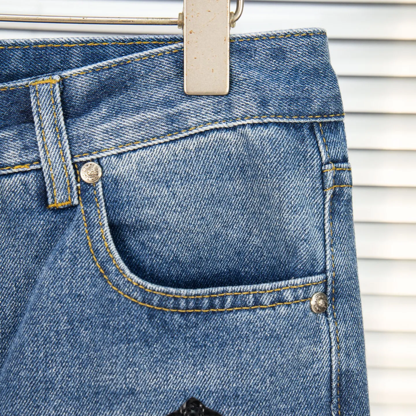 P240 Chrome hearts print stitching black leather classic washed jeans. Really restores the ultimate vintage texture. Three-dimensional version. Loose and comfortable, not picky on the figure. Looks taller and slimmer. Factory precision. Original factory quality control. Same style for men and women. Can be matched with couples. Versatile recommendation. Must-have jeans for all seasons. Fashionistas have been disappointed. From the quality selection of fabrics, the tailoring of details, and the matching of patterns, they are all impeccable! The upper body is so handsome when worn...it can be easily worn by men, women and children! The craftsmanship is made of heavy-duty washed pure cotton denim fabric. After washing, it is soft and thick. It is very stylish when worn on the body. Style number: 1760# Color: blue Size: 28 30 32 34 36